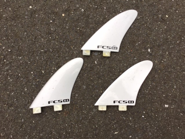 surfing-fin-review-future-vs-fcs-h-2-Comparison-of-shape-and-material-and-weight