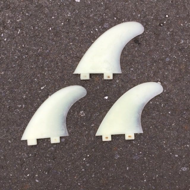 surfing-fin-review-future-vs-fcs-m5-Comparison-of-shape-and-material-and-weight
